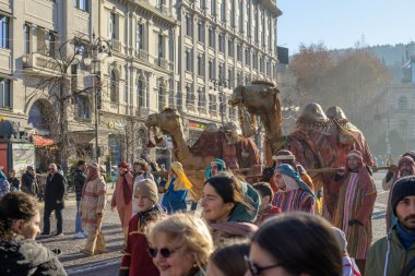 7 Ocak 2026 'da Gürcistan' ın başkenti Tiflis 'te geleneksel Alilo Ortodoks Noel alayı ve yardım gecesine katılanlar