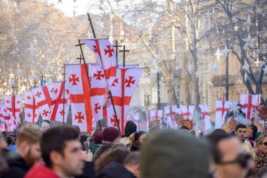 7 Ocak 2026 'da Gürcistan' ın başkenti Tiflis 'te geleneksel Alilo Ortodoks Noel alayı ve yardım gecesine katılanlar