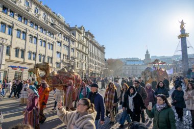 7 Ocak 2026 'da Gürcistan' ın başkenti Tiflis 'te geleneksel Alilo Ortodoks Noel alayı ve yardım gecesine katılanlar