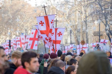 7 Ocak 2026 'da Gürcistan' ın başkenti Tiflis 'te geleneksel Alilo Ortodoks Noel alayı ve yardım gecesine katılanlar