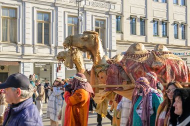 7 Ocak 2026 'da Gürcistan' ın başkenti Tiflis 'te geleneksel Alilo Ortodoks Noel alayı ve yardım gecesine katılanlar