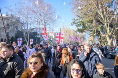 7 Ocak 2026 'da Gürcistan' ın başkenti Tiflis 'te geleneksel Alilo Ortodoks Noel alayı ve yardım gecesine katılanlar