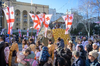 7 Ocak 2026 'da Gürcistan' ın başkenti Tiflis 'te geleneksel Alilo Ortodoks Noel alayı ve yardım gecesine katılanlar
