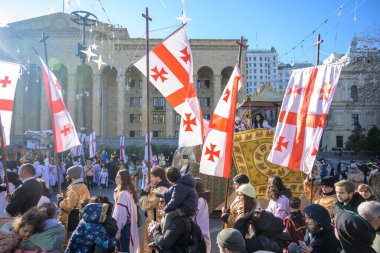 7 Ocak 2026 'da Gürcistan' ın başkenti Tiflis 'te geleneksel Alilo Ortodoks Noel alayı ve yardım gecesine katılanlar