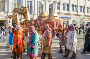 7 Ocak 2026 'da Gürcistan' ın başkenti Tiflis 'te geleneksel Alilo Ortodoks Noel alayı ve yardım gecesine katılanlar