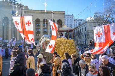 7 Ocak 2026 'da Gürcistan' ın başkenti Tiflis 'te geleneksel Alilo Ortodoks Noel alayı ve yardım gecesine katılanlar