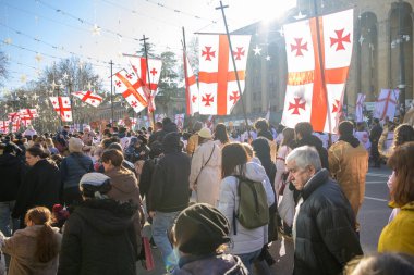 7 Ocak 2026 'da Gürcistan' ın başkenti Tiflis 'te geleneksel Alilo Ortodoks Noel alayı ve yardım gecesine katılanlar