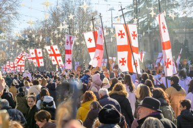 7 Ocak 2026 'da Gürcistan' ın başkenti Tiflis 'te geleneksel Alilo Ortodoks Noel alayı ve yardım gecesine katılanlar