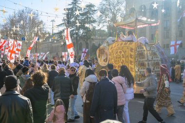 7 Ocak 2026 'da Gürcistan' ın başkenti Tiflis 'te geleneksel Alilo Ortodoks Noel alayı ve yardım gecesine katılanlar