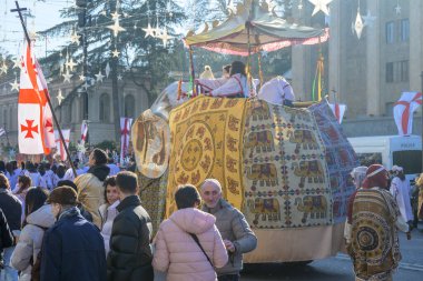 7 Ocak 2026 'da Gürcistan' ın başkenti Tiflis 'te geleneksel Alilo Ortodoks Noel alayı ve yardım gecesine katılanlar