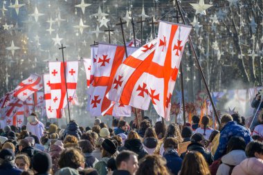 7 Ocak 2026 'da Gürcistan' ın başkenti Tiflis 'te geleneksel Alilo Ortodoks Noel alayı ve yardım gecesine katılanlar