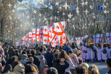 7 Ocak 2026 'da Gürcistan' ın başkenti Tiflis 'te geleneksel Alilo Ortodoks Noel alayı ve yardım gecesine katılanlar