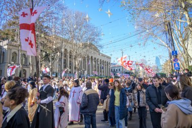 7 Ocak 2026 'da Gürcistan' ın başkenti Tiflis 'te geleneksel Alilo Ortodoks Noel alayı ve yardım gecesine katılanlar