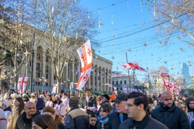 7 Ocak 2026 'da Gürcistan' ın başkenti Tiflis 'te geleneksel Alilo Ortodoks Noel alayı ve yardım gecesine katılanlar