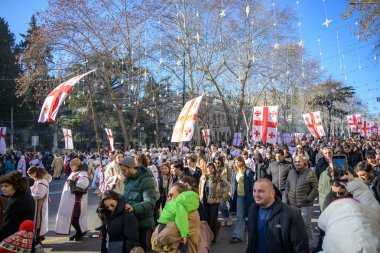 7 Ocak 2026 'da Gürcistan' ın başkenti Tiflis 'te geleneksel Alilo Ortodoks Noel alayı ve yardım gecesine katılanlar