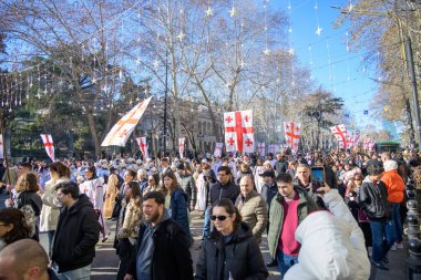 7 Ocak 2026 'da Gürcistan' ın başkenti Tiflis 'te geleneksel Alilo Ortodoks Noel alayı ve yardım gecesine katılanlar