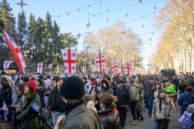 7 Ocak 2026 'da Gürcistan' ın başkenti Tiflis 'te geleneksel Alilo Ortodoks Noel alayı ve yardım gecesine katılanlar