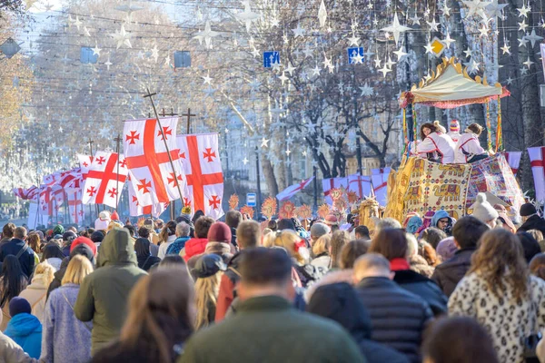 7 Ocak 2026 'da Gürcistan' ın başkenti Tiflis 'te geleneksel Alilo Ortodoks Noel alayı ve yardım gecesine katılanlar