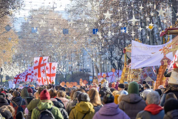 7 Ocak 2026 'da Gürcistan' ın başkenti Tiflis 'te geleneksel Alilo Ortodoks Noel alayı ve yardım gecesine katılanlar
