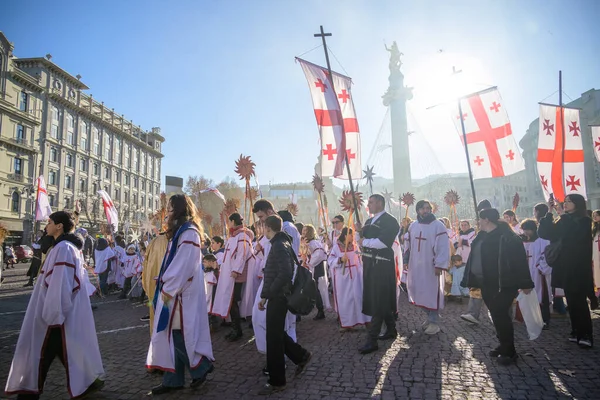 7 Ocak 2026 'da Gürcistan' ın başkenti Tiflis 'te geleneksel Alilo Ortodoks Noel alayı ve yardım gecesine katılanlar