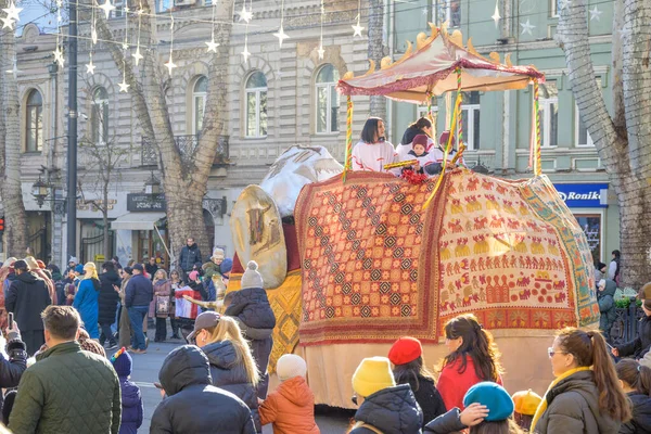 7 Ocak 2026 'da Gürcistan' ın başkenti Tiflis 'te geleneksel Alilo Ortodoks Noel alayı ve yardım gecesine katılanlar