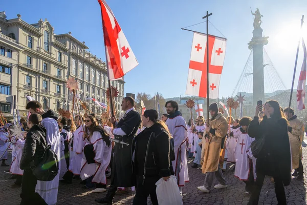 7 Ocak 2026 'da Gürcistan' ın başkenti Tiflis 'te geleneksel Alilo Ortodoks Noel alayı ve yardım gecesine katılanlar