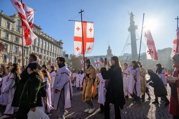 7 Ocak 2026 'da Gürcistan' ın başkenti Tiflis 'te geleneksel Alilo Ortodoks Noel alayı ve yardım gecesine katılanlar