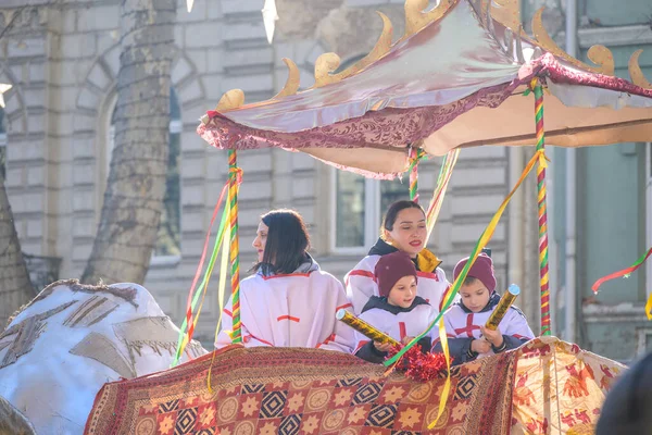 7 Ocak 2026 'da Gürcistan' ın başkenti Tiflis 'te geleneksel Alilo Ortodoks Noel alayı ve yardım gecesine katılanlar
