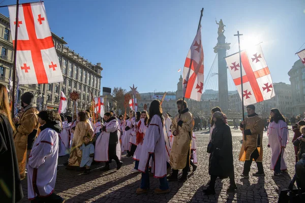7 Ocak 2026 'da Gürcistan' ın başkenti Tiflis 'te geleneksel Alilo Ortodoks Noel alayı ve yardım gecesine katılanlar