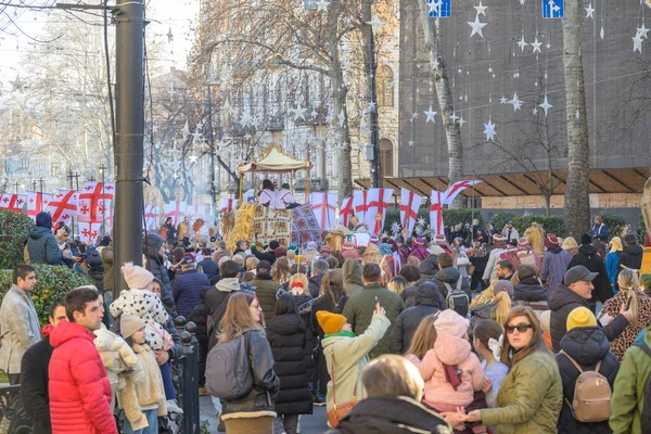 7 Ocak 2026 'da Gürcistan' ın başkenti Tiflis 'te geleneksel Alilo Ortodoks Noel alayı ve yardım gecesine katılanlar