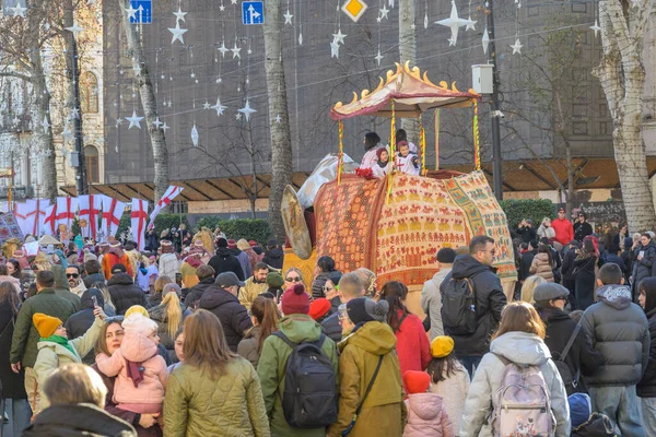 7 Ocak 2026 'da Gürcistan' ın başkenti Tiflis 'te geleneksel Alilo Ortodoks Noel alayı ve yardım gecesine katılanlar