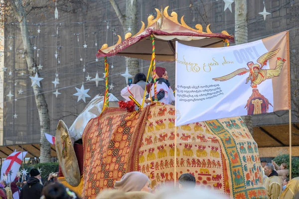 7 Ocak 2026 'da Gürcistan' ın başkenti Tiflis 'te geleneksel Alilo Ortodoks Noel alayı ve yardım gecesine katılanlar