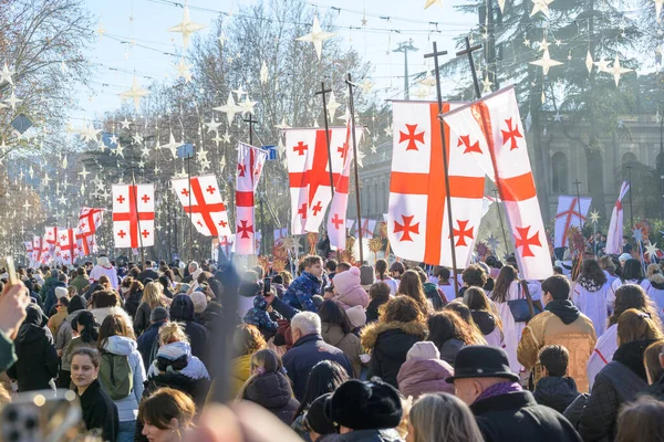 7 Ocak 2026 'da Gürcistan' ın başkenti Tiflis 'te geleneksel Alilo Ortodoks Noel alayı ve yardım gecesine katılanlar