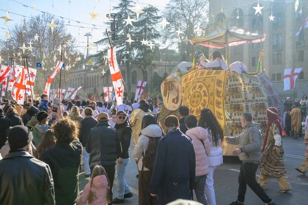 7 Ocak 2026 'da Gürcistan' ın başkenti Tiflis 'te geleneksel Alilo Ortodoks Noel alayı ve yardım gecesine katılanlar