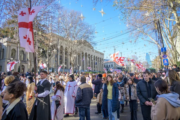 7 Ocak 2026 'da Gürcistan' ın başkenti Tiflis 'te geleneksel Alilo Ortodoks Noel alayı ve yardım gecesine katılanlar