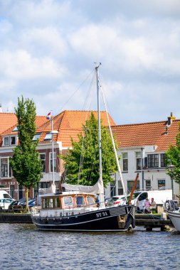 22 Temmuz 2025 'te Hollanda' nın Haarlem kentindeki Spaarne nehri boyunca demirlemiş tekneler