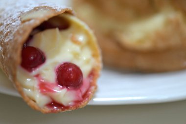 Kremalı pastayı tabakta böğürtlenlerle kapat..