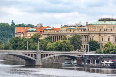 Vltava Nehri ve Prag 'ın eski mimarisi, Çek Cumhuriyeti' nin başkenti 3 Temmuz 2024