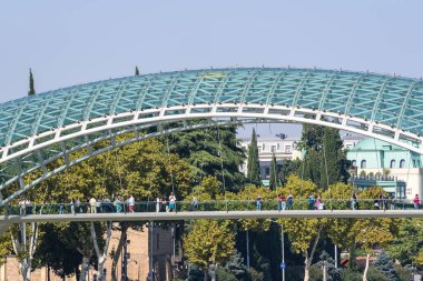 9 Ekim 2025 'te Gürcistan' ın başkenti Tiflis 'teki Mtkvari nehri üzerindeki barış köprüsü, çelik ve cam bina yaya köprüsü
