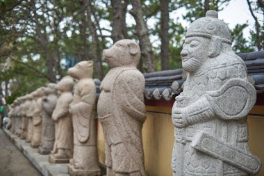 16 Şubat 2023 'te Güney Kore' nin Busan kentindeki Gijang-gun kentindeki Haedong Yonggungsa Budist tapınağındaki Budist heykeller.