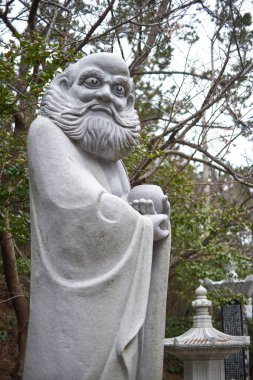 16 Şubat 2023 'te Güney Kore' nin Busan kentindeki Gijang-gun kentindeki Haedong Yonggungsa Budist tapınağındaki Budist heykeller.