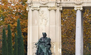 Alfonso XII anıtı 11 Aralık 2022 'de İspanya' nın Madrid kentinde Buen Retiro Park 'ta büyük bir halk parkı.