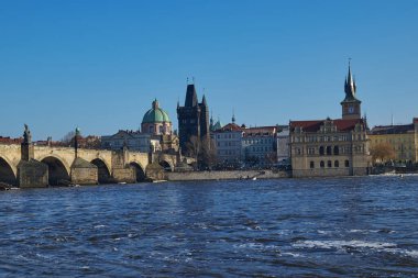 Vltava Nehri ve Prag 'ın eski mimarisi, Çek Cumhuriyeti' nin başkenti 9 Ocak 2024