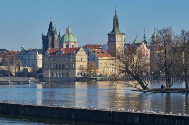 Vltava Nehri ve Prag 'ın eski mimarisi, Çek Cumhuriyeti' nin başkenti 9 Ocak 2024