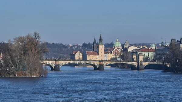 Vltava Nehri ve Prag 'ın eski mimarisi, Çek Cumhuriyeti' nin başkenti 9 Ocak 2024