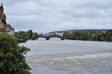 Vltava Nehri ve Prag 'ın eski mimarisi, Çek Cumhuriyeti' nin başkenti 14 Eylül 2024