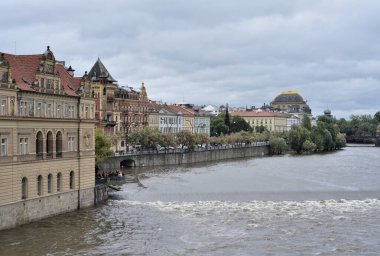 Vltava Nehri ve Prag 'ın eski mimarisi, Çek Cumhuriyeti' nin başkenti 14 Eylül 2024