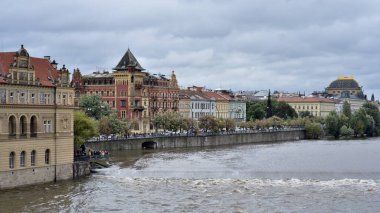 Vltava Nehri ve Prag 'ın eski mimarisi, Çek Cumhuriyeti' nin başkenti 14 Eylül 2024