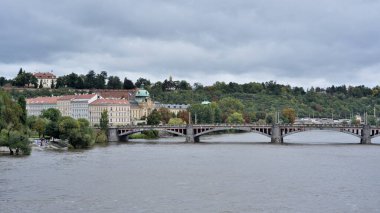 Vltava Nehri ve Prag 'ın eski mimarisi, Çek Cumhuriyeti' nin başkenti 14 Eylül 2024