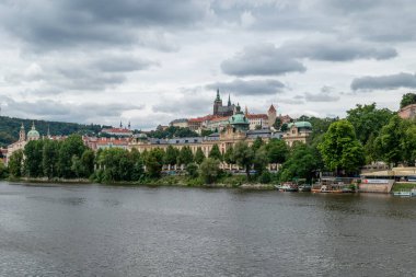 Vltava Nehri ve Prag 'ın eski mimarisi, Çek Cumhuriyeti' nin başkenti 4 Temmuz 2024